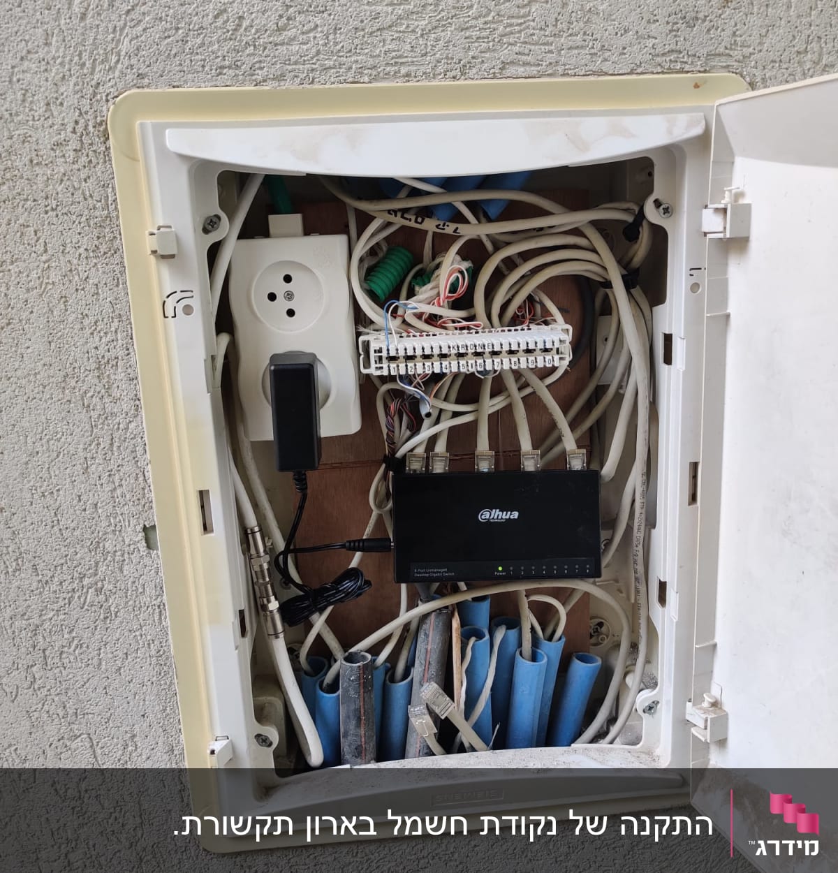 לוח חשמל פתוח עם חוטים ומתגים